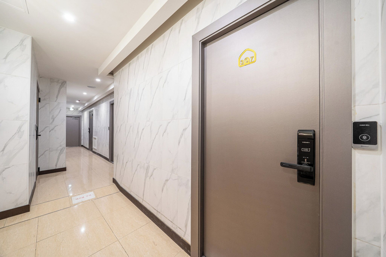Exterior 5, The Stay, Jung