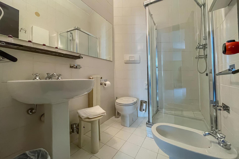 Bathroom 3, Hotel Britannia, Genova