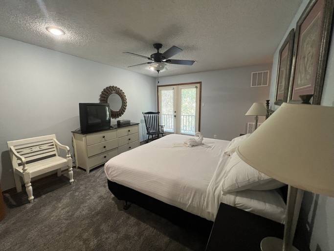 Room 5, Forest view, log-sided two bedroom, two bath condo on Lake Ouachita. by RedAwning, Montgomery