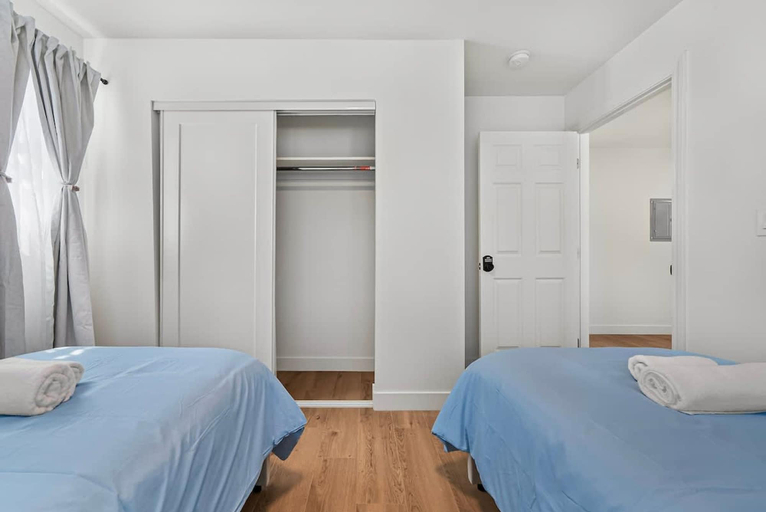 Room 5, Massive 8BR Home in Hayward With AC Free Parking, Alameda