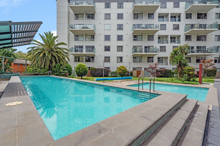 Pool 4, Central Braddon Retreat With Balcony & Pool Access, Canberra