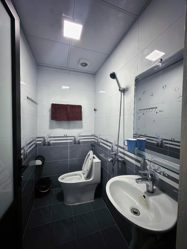 Bathroom 5, Gem Hostel, Cát Hải