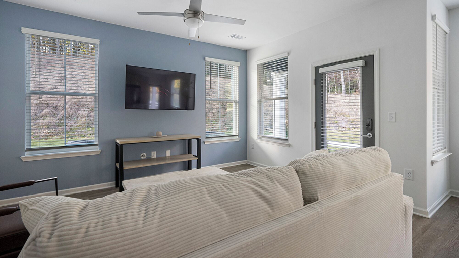Living area 2, Landing Apartments Birmingham - Sand Ridge, Jefferson