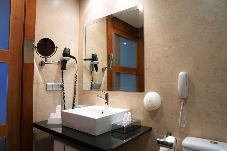 Bathroom 5, Port Valencia Azafata, Valencia