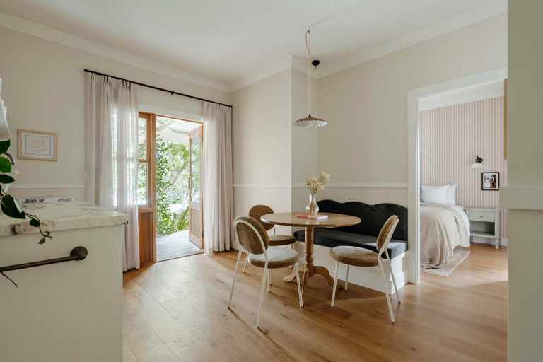 Room 2, Moraea Farm Suite in Berry, Shoalhaven - Pt B