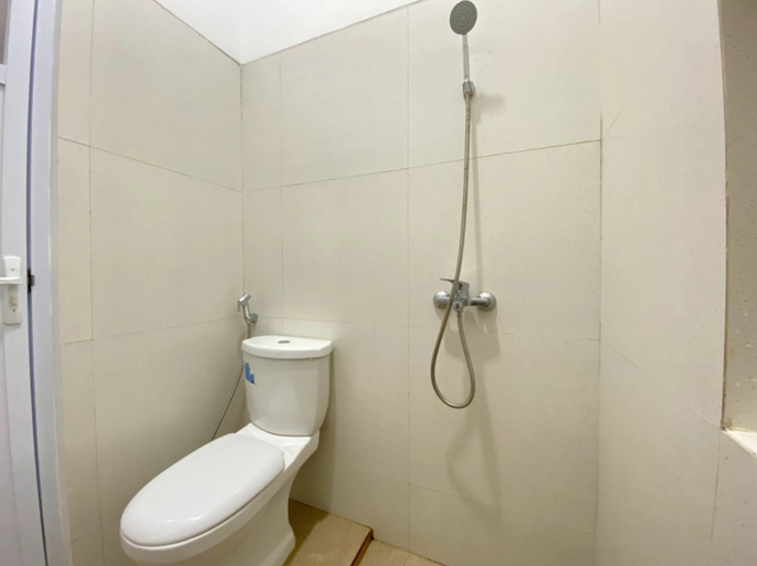 Bathroom 2, Modern Stay near Roxy Mall Jember RedPartner, Jember