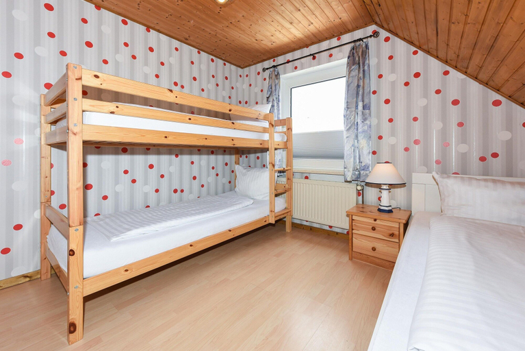 Room 2, Grosse Ferienwohnung im Dachgeschoss in Bensersiel, Wittmund
