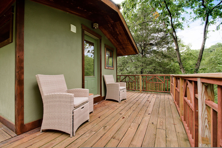 Room 4, Whispering Hollow in Eureka Springs, Carroll