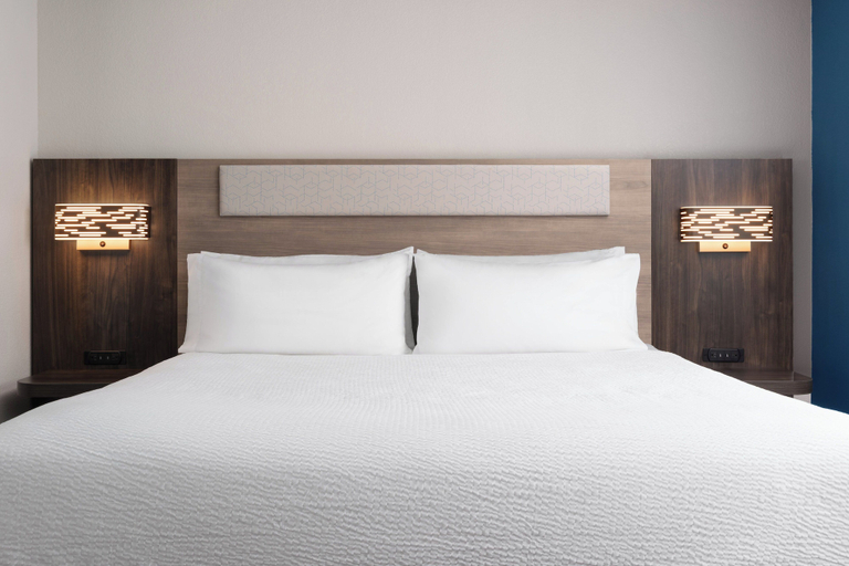 Bedroom 3, Holiday Inn Express & Suites CHAFFEE-JACKSONVILLE WEST by IHG, Duval