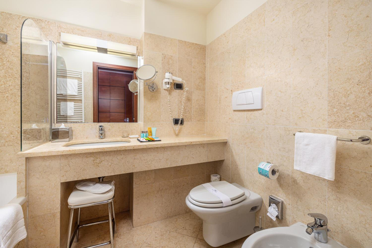 Bathroom 5, B&B HOTEL Imperia Rossini al Teatro, Imperia