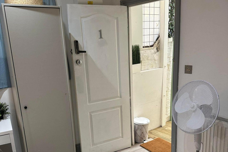 Others 5, Studio Sleeps 3 - Outdoor Space - Pet Friendly, London