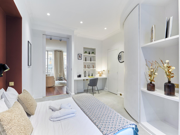 Bedroom 3, Sublime 3 Bedroom Flat Palais Royal Bourse, Paris