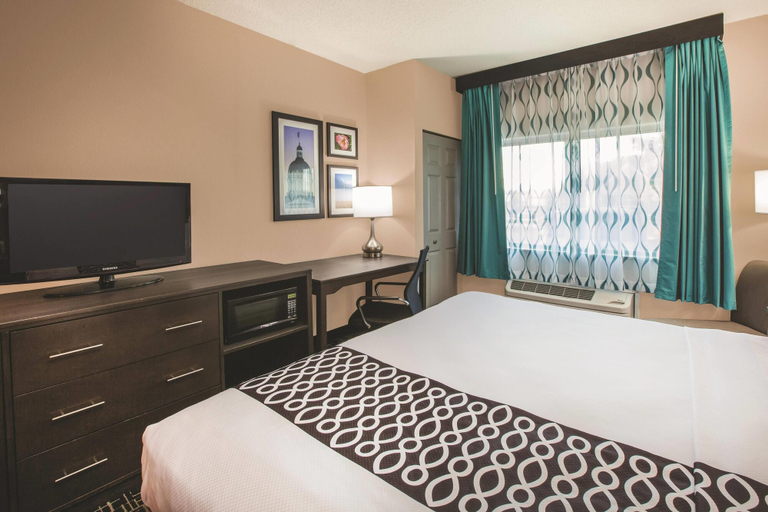 Bedroom 3, La Quinta Inn by Wyndham Indianapolis North at Pyramids, Indianapolis