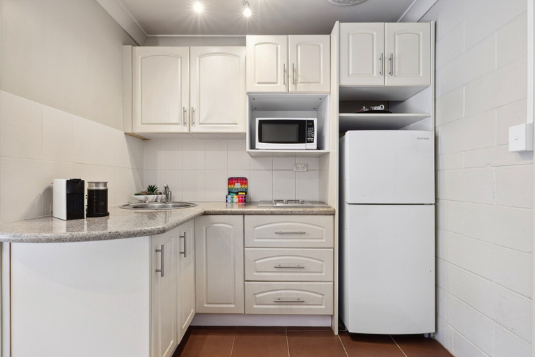 Private kitchen, Comfy Studio Near Gabba With Secure Parking, Brisbane
