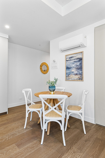 Dining, Elegant 1-bed by Shops With Rooftop Swimming Pool, Melbourne
