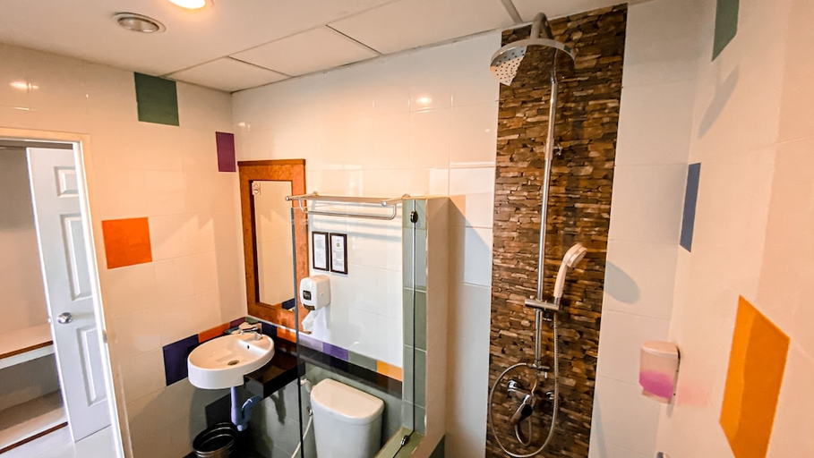 Bathroom 2, K2 Hotel at Thachang, Tha Chang