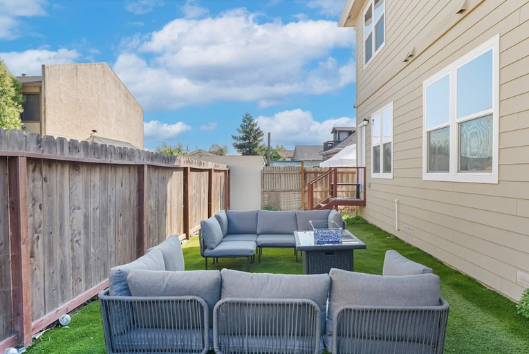 Room 4, Massive 8BR Home in Hayward With AC Free Parking, Alameda