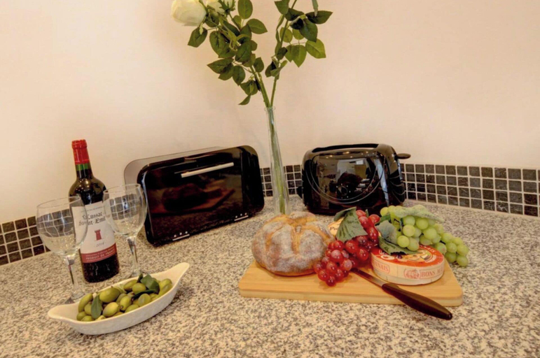 Food & Drinks, Seaview 1 Bed Apartment Sleeps 4 - Balcony - Tv, Devon