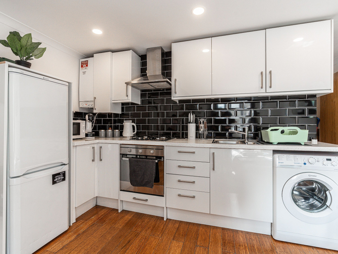 Room 2, 1 Bedroom Comfortable Flat in Kensington, London