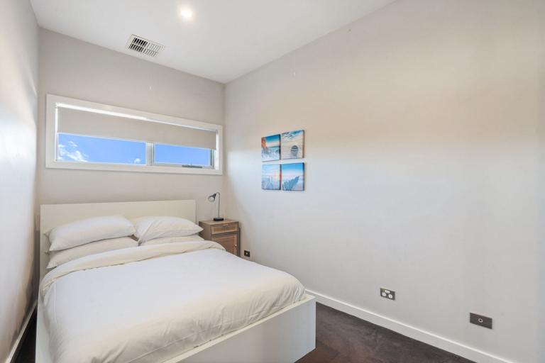 Room 4, Stylish Curtin Stay With Balcony Views, Canberra