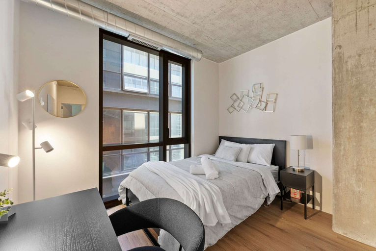 Room 3, 3 Bed 3 Bath High Rise With Gym Amenities, Cook