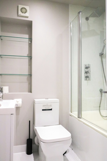 Bathroom 4, Fitzrovia by Viridian Apartments, London