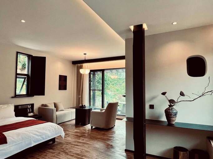 Room 5, Mid Hill White Lodge, Ngawa Tibetan and Qiang