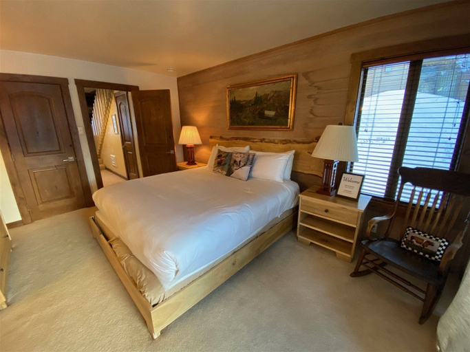 Room 3, Snow Creek 1553 - Ski-in/ski-out + Pool & Hot Tub, Blaine
