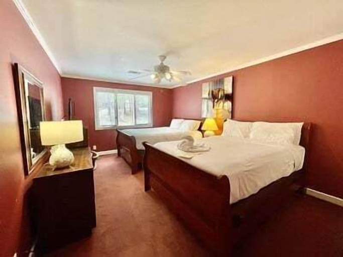 Room 3, 80BPD, Four bedroom, two 1/2 bath log-sided condo with lake view , garage by RedAwning, Montgomery