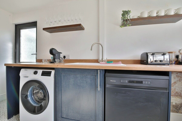 Private kitchen 4, Charming 3 Bed Home Near Caerphilly Castle, Caerphilly