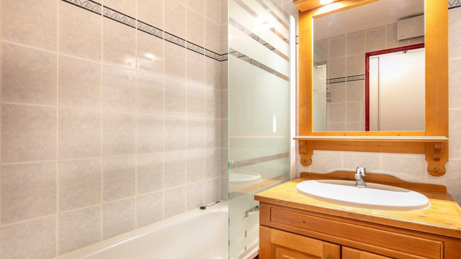 Bathroom, Cosy apartment in the mountains in Valfrejus, Savoie
