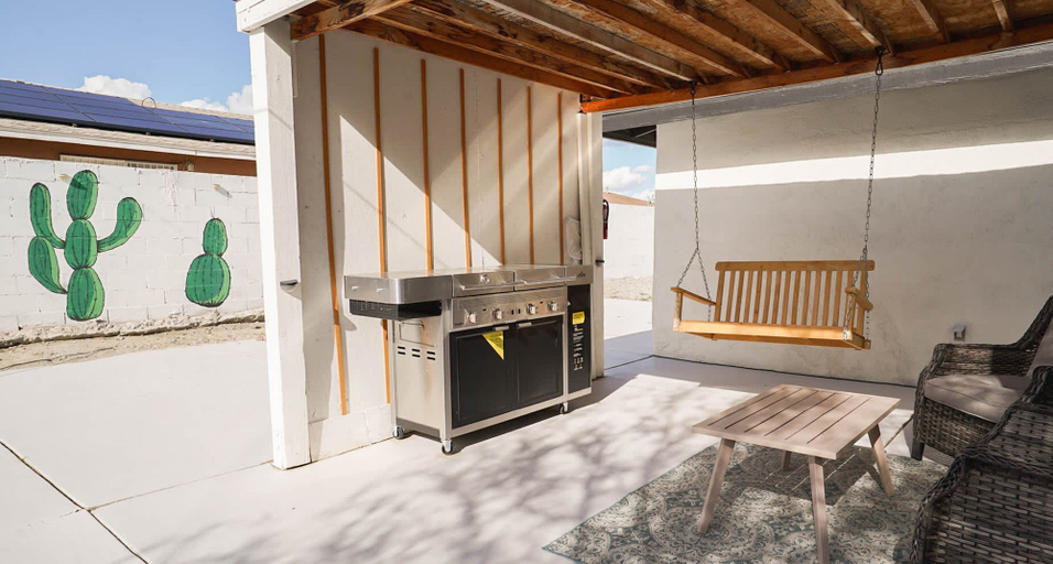 BBQ/picnic area, Casa Di Sofia - 4BR With Pickleball Golf Gear, Riverside