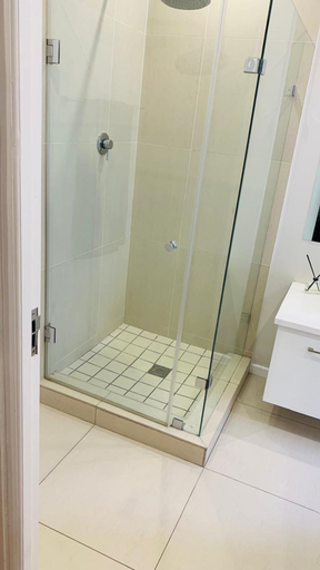 Room 5, Lovely 3 bed With Splash Pool in Seapoint - 2245, City of Cape Town
