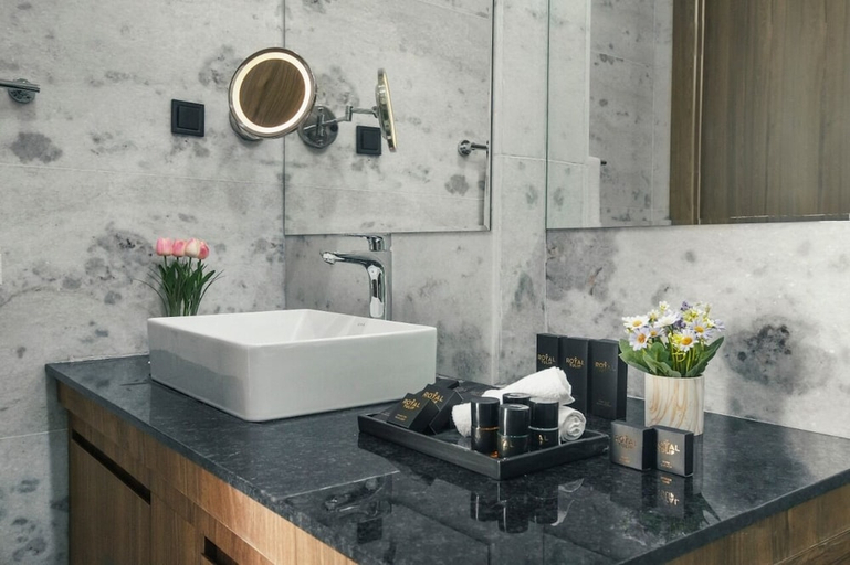 Bathroom 4, Royal Tulip Hotel and Casino Jewel, Tbilisi
