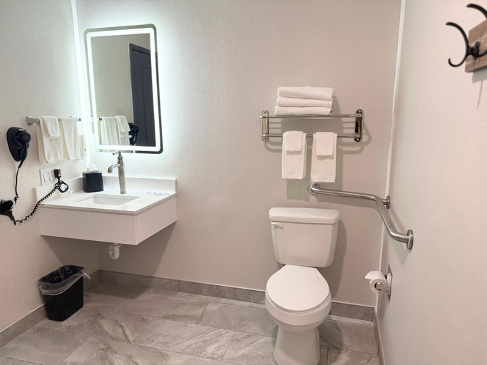 Bathroom 4, Quality Inn Ponca City, Kay