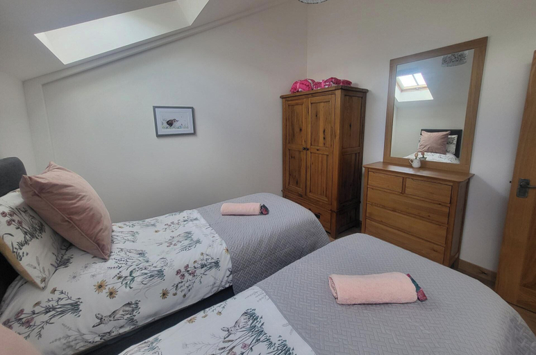 Room 5, Cottage Sleeps 5 With Hot Tub and Parking, Devon