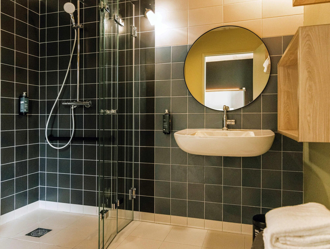 Bathroom 5, ibis Styles La Rochelle Centre Gare, Charente-Maritime