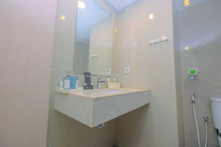 Bathroom 3, Fully Furnished Studio Apartment at H Residence, East Jakarta