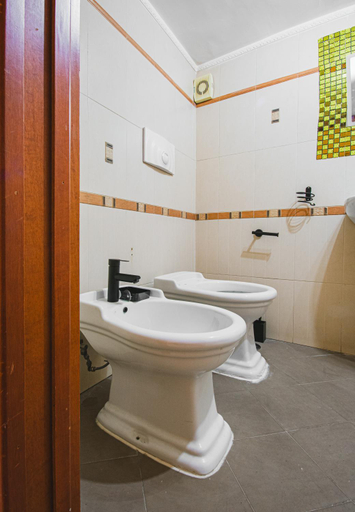 Bathroom 3, Station House, Napoli