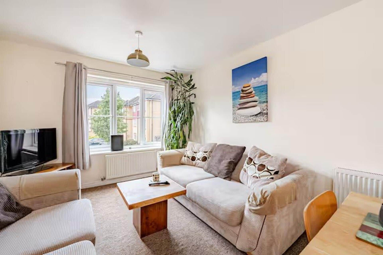 Living area 3, 2 Bed Flat - Sleeps 4 - Pets - Parking - Garden, Portsmouth