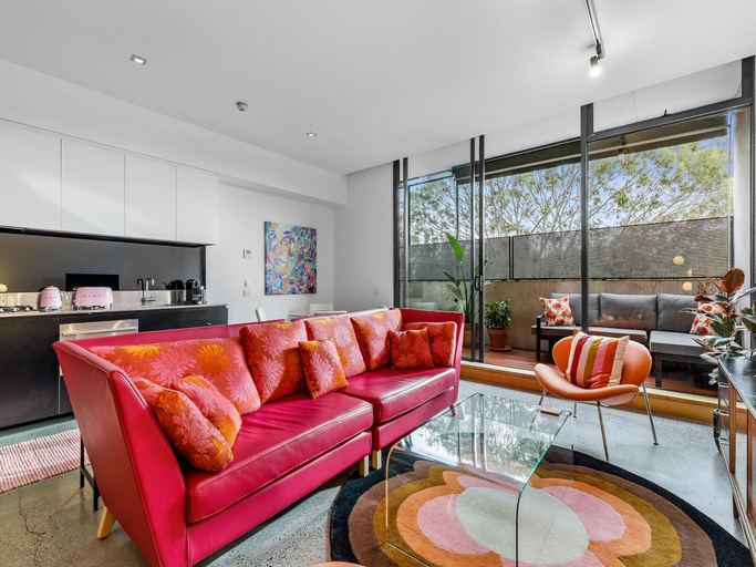 2, Vibrant 2-Bed Apartment Near St Kilda Beach, Melbourne
