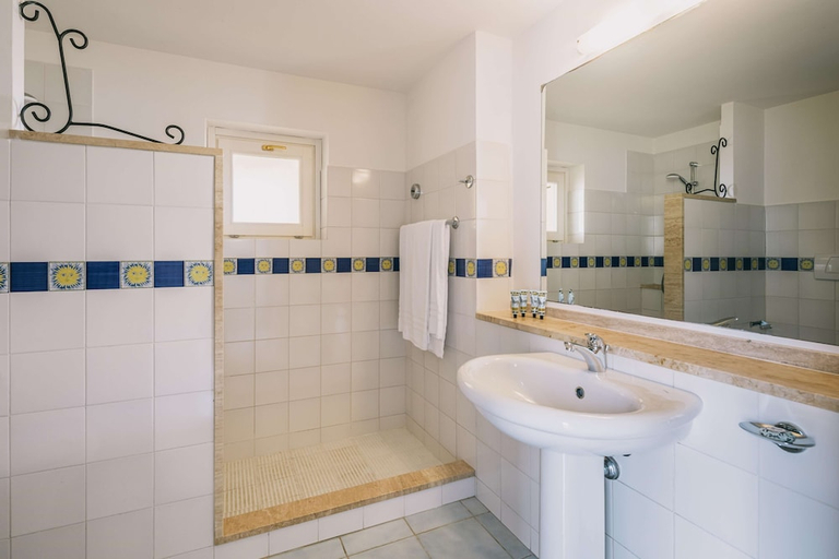 Bathroom 5, Mangia's Favignana Resort, Trapani