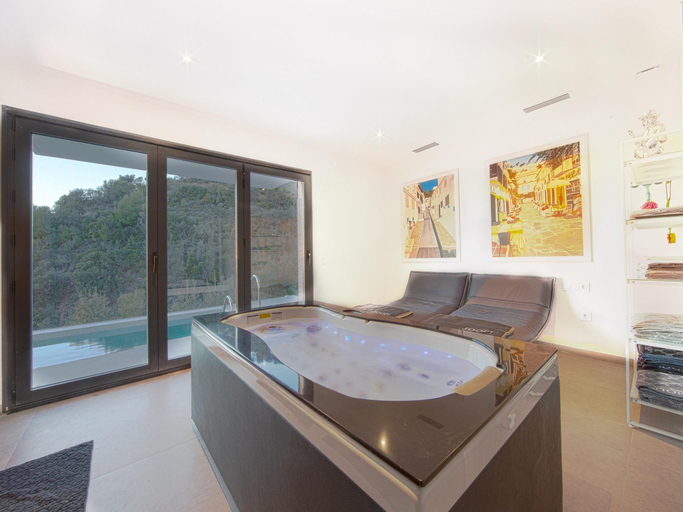 3, Villa in Marbella with Private Heated Pool, Málaga