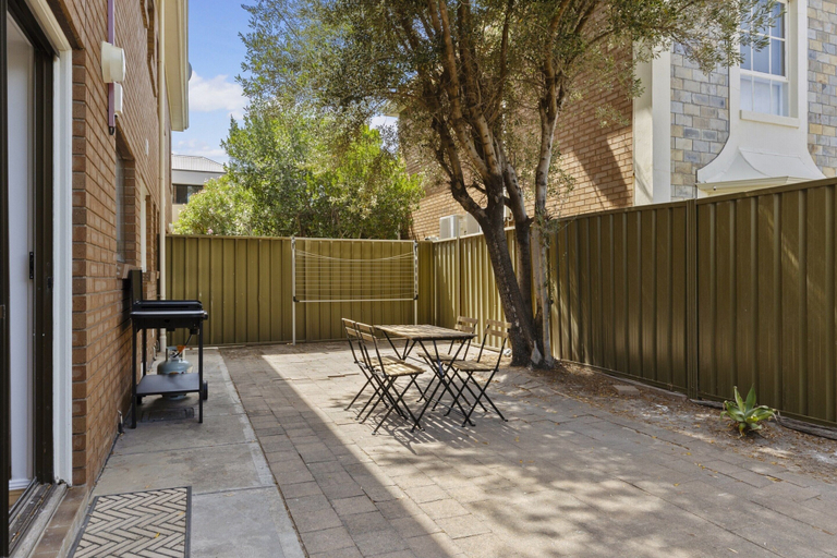Outdoor dining 2, Beachside 3-bed Retreat With BBQ & Garage, Adelaide