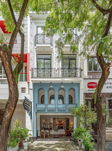 Exterior & Views