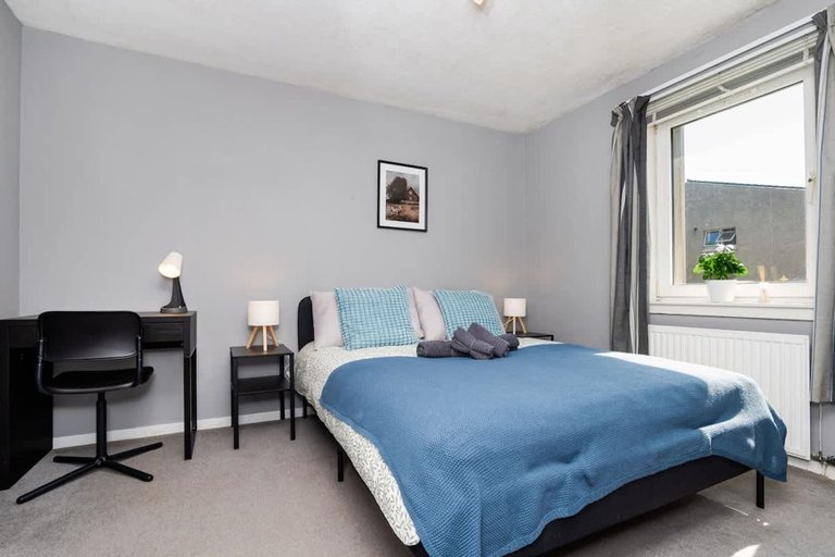 Room 2, 2 Bedroom Flat - Free Parking, West Dunbartonshire