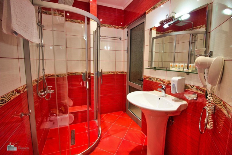 Bathroom 3, Alvero, Përmetit