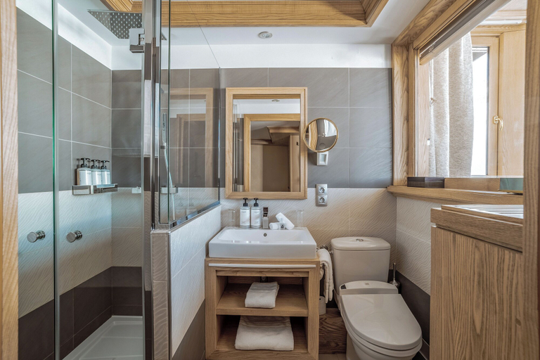 Bathroom 4, Hôtel Annapurna, Savoie