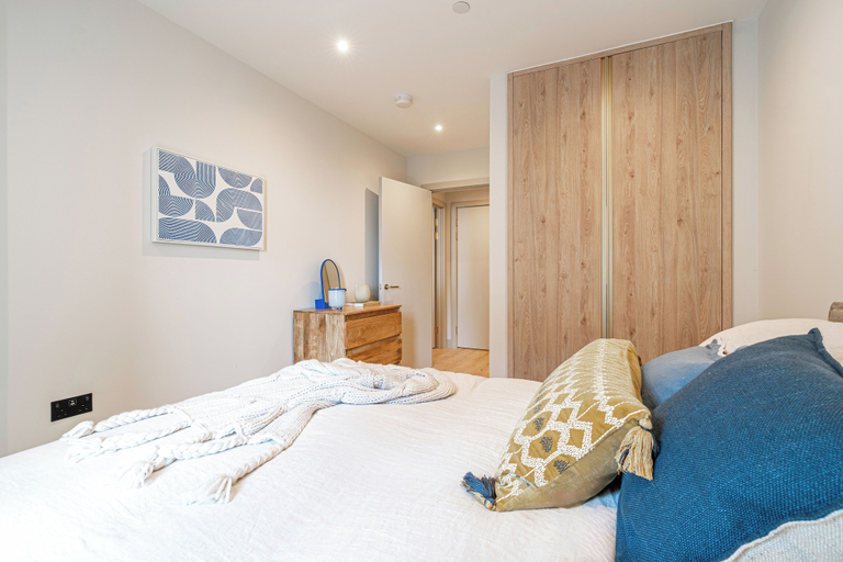 Room 5, Stylish One-bedroom Haven, London