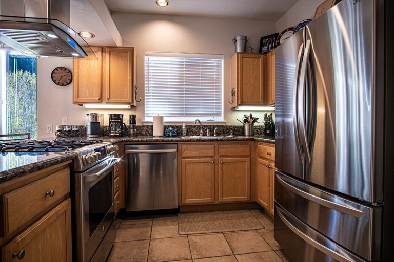 Private kitchen 4, Snow Star Skylight - 3BD 3BA - Hot Tub, Gym, Walk to Ski!, Blaine